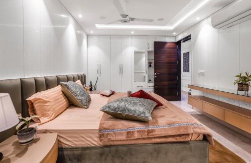 Saket Apartment | Cozy Pentagon 5 Bedroom Apartment in Saket, Delhi