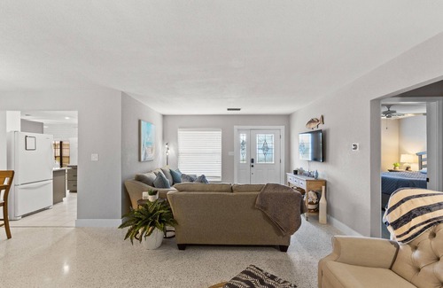 Homosassa House | Prime Homosassa Springs Retreat with Kayaks and Pool Access