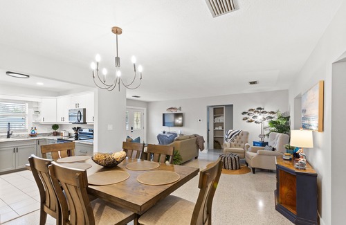 Homosassa House | Prime Homosassa Springs Retreat with Kayaks and Pool Access