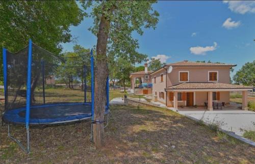 Matohanci Apartment | Cozy Honey Apartment: Family-Friendly Getaway Awaits