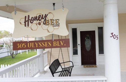 Monte Vista House | Cozy Honey Bee Manor: Pet-Friendly Retreat in Monte Vista