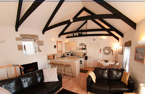 Penryn House | Cozy Honey Buzzard Barn - Pet Friendly with Ocean Views