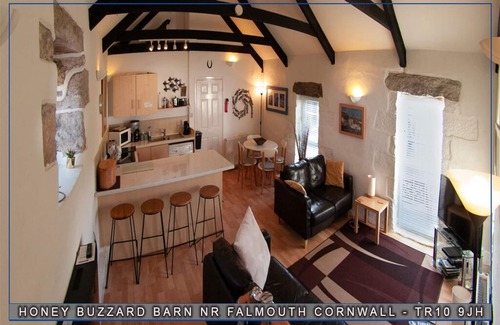 Penryn House | Cozy Honey Buzzard Barn - Pet Friendly with Ocean Views