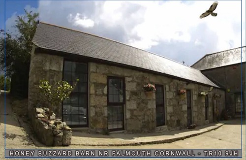 Penryn House | Cozy Honey Buzzard Barn - Pet Friendly with Ocean Views