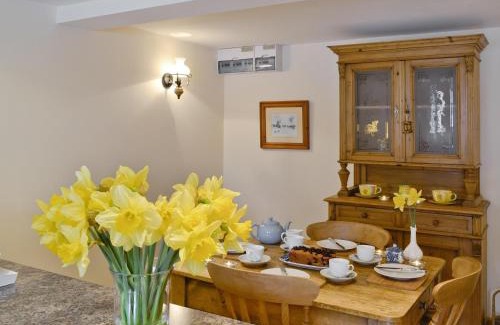Redbrook House | Cozy Honey Cottage: Pet-Friendly Retreat, Rated 9.2/10