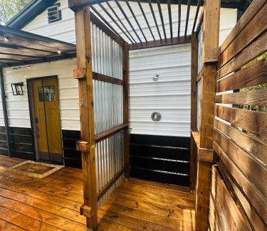 Kountze Cabin | Honey Hive