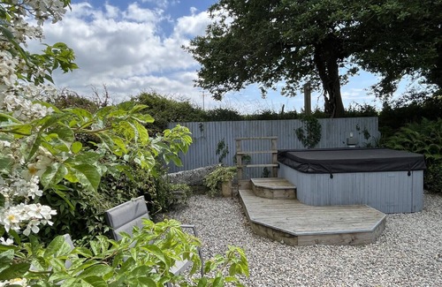 Stenalees Cottage | Idyllic Honey Pot Retreat Amidst Pristine Countryside Escape
