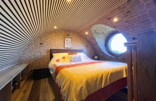 Llansantffraid-ym-Mechain House | Pet-Friendly Retreat at Honeybee Home for Your Family Getaway