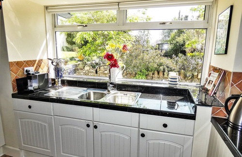 Crieff Cottage | Comfortable Stay at Honeybrook Crieff with Spa & Pool