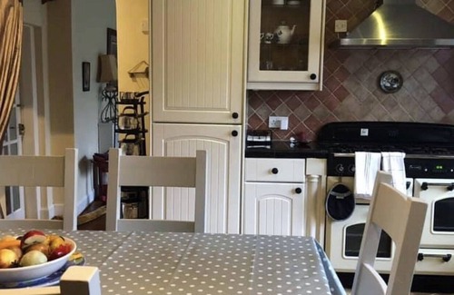 Crieff Cottage | Comfortable Stay at Honeybrook Crieff with Spa & Pool