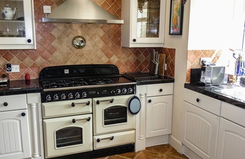 Crieff Cottage | Comfortable Stay at Honeybrook Crieff with Spa & Pool