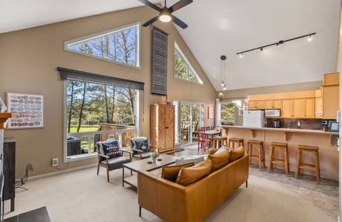 East Kootenay House | Honeycomb Hollow | Hot Tub | Game Room | Fireplace
