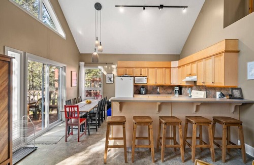 East Kootenay House | Honeycomb Hollow | Hot Tub | Game Room | Fireplace