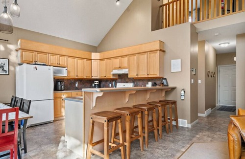 East Kootenay House | Honeycomb Hollow | Hot Tub | Game Room | Fireplace
