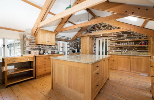 Newquay House | Stay at Honeycrisp Barn: Pet-Friendly Family Retreat