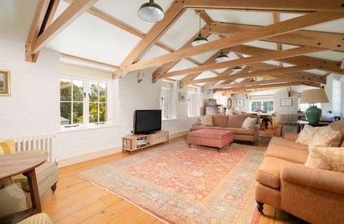 Newquay House | Stay at Honeycrisp Barn: Pet-Friendly Family Retreat