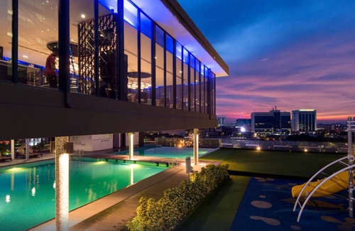 Bunga Paya Pantai Apartment | Romantic Retreat: Honeymoon Haven Near Jonker Street