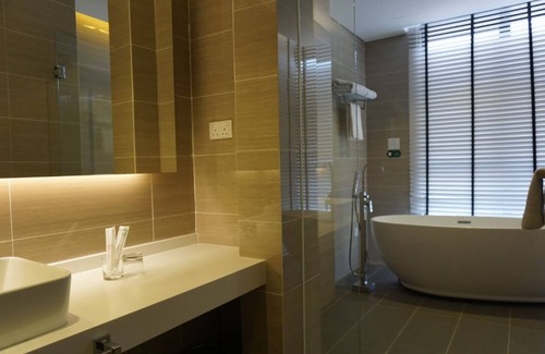 Bunga Paya Pantai Apartment | Romantic Retreat: Honeymoon Haven Near Jonker Street