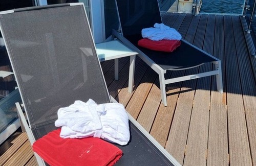 Kroeslin Apartment | Honeymoon Suite with Oceanfront Views & Spa Retreat