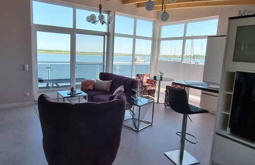 Kroeslin Apartment | Honeymoon Suite with Oceanfront Views & Spa Retreat