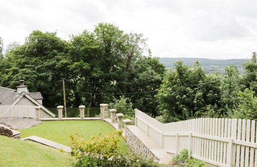 Brigsteer Cottage | Honeypot Cottage: Family-Friendly Getaway with Breakfast