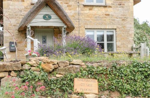 Whichford House | Inviting Honeysuckle Cottage Brailes - Pet & Child Friendly