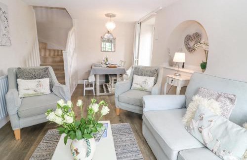 Whichford House | Inviting Honeysuckle Cottage Brailes - Pet & Child Friendly