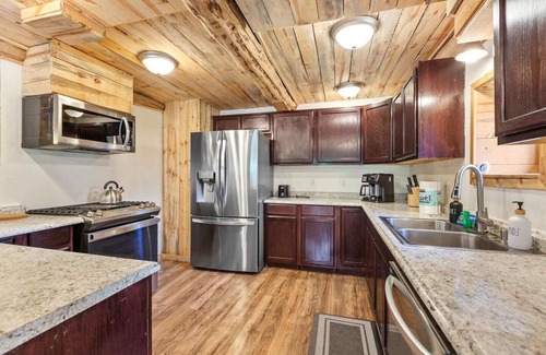 Athol Cabin | Relax at Honeysuckle Chalet - Pet Friendly with Spa & Hot Tub
