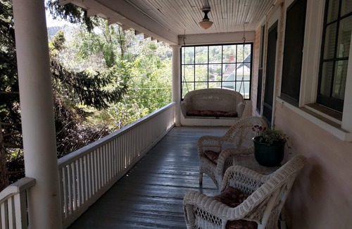 Manitou Springs Historic District Cottage | Beautiful Honeysuckle Cottage in Downtown Manitou Springs