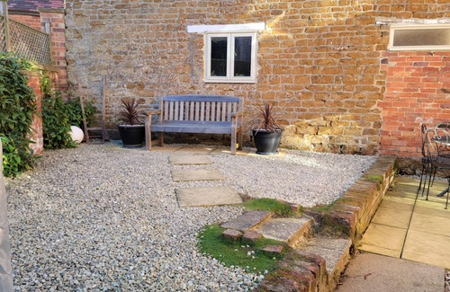 Sibford Gower Cottage | Pet-Friendly Honeysuckle Cottage in Picturesque Tysoe