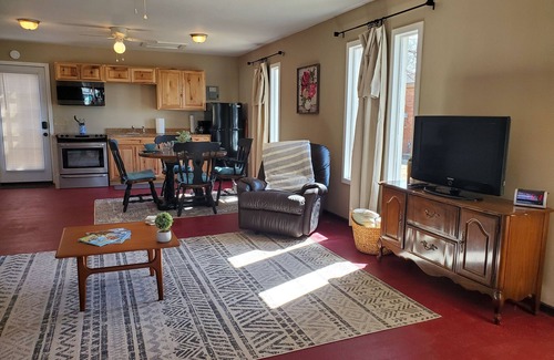 Dexter Cottage | Cozy Honeysuckle Cottage: Family-Friendly Near Pioneer Woman