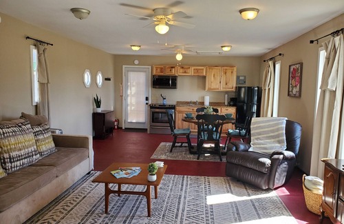 Dexter Cottage | Cozy Honeysuckle Cottage: Family-Friendly Near Pioneer Woman