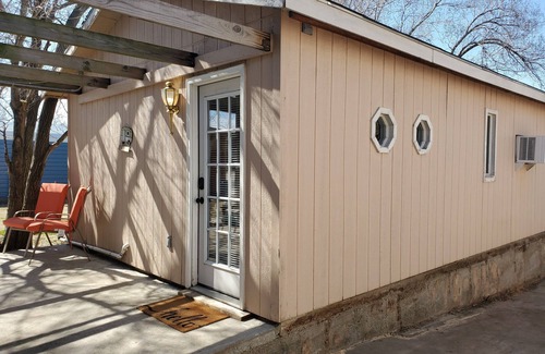 Dexter Cottage | Cozy Honeysuckle Cottage: Family-Friendly Near Pioneer Woman