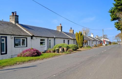 Irvine House | Honeysuckle Cottage: 4-Star Retreat for Families and Pets