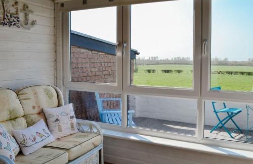 Irvine House | Honeysuckle Cottage: 4-Star Retreat for Families and Pets