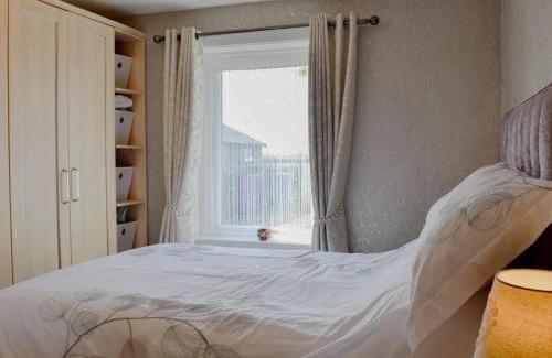 Irvine House | Honeysuckle Cottage: 4-Star Retreat for Families and Pets