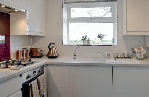 Irvine House | Honeysuckle Cottage: 4-Star Retreat for Families and Pets