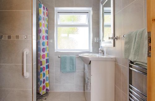 Tully House | Experience Oceanfront Bliss at Honeysuckle Cottage