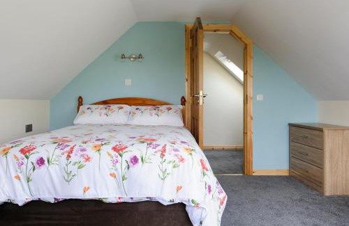 Tully House | Experience Oceanfront Bliss at Honeysuckle Cottage
