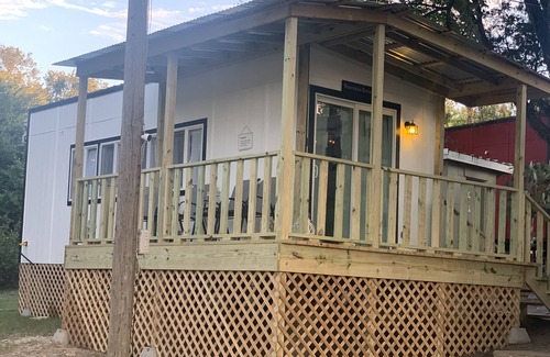 Spicewood Cottage | Experience Honeysuckle Cottage with River Views & Spa