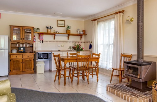 Applethorpe Cottage | Cozy Honeysuckle Cottages in Stanthorpe - 4-Star Retreat