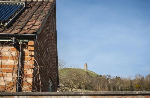 Glastonbury House | Delightful Honeysuckle Farm Cottages - Child Friendly Retreat