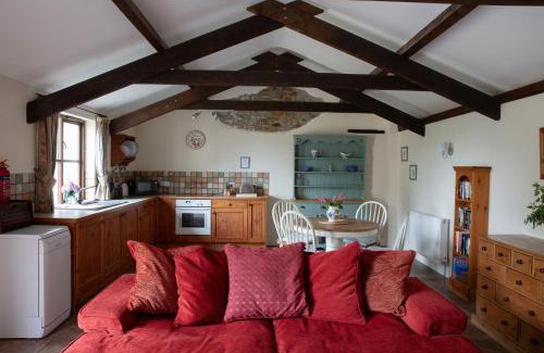 Bude House | Honeysuckle: Pet-Friendly Retreat with Private Pool