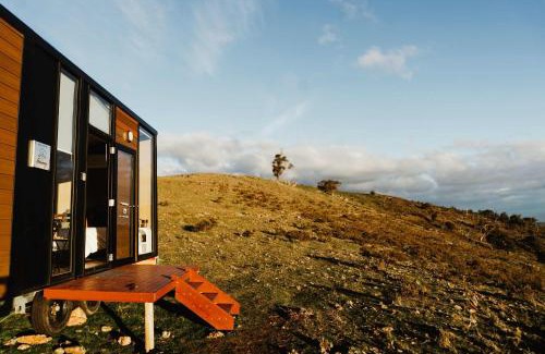 Red Hill House | Honeysuckle Hunter's Hut 2 by Tiny Away