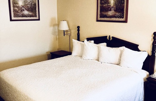 Mountain View Hotel | Comfortable Stay at Honeysuckle Inn - Mountain View Retreat