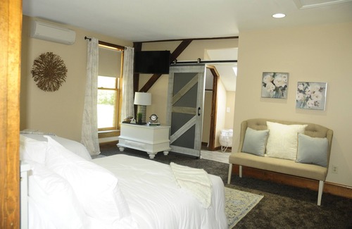 Waynesboro House | Honeysuckle Ridge: Pet-Friendly Retreat with Spa Access