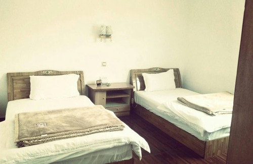 Dongchuan District House | Budget-Friendly Stay at Hongcheng Sheying Kezhan with Dining