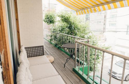 Yeonnam-dong Villa | Family-Friendly Hongdae House with Spacious Open Balcony