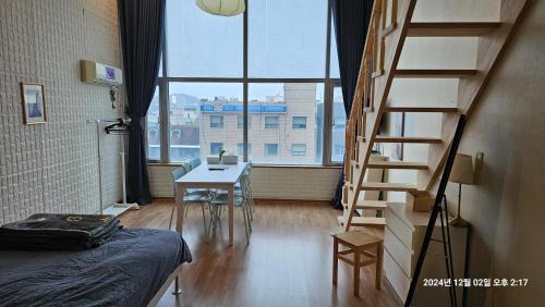 Mapo Apartment | Modern Hongdae Residence: Steps from Hongik Uni Station