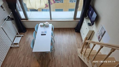 Mapo Apartment | Modern Hongdae Residence: Steps from Hongik Uni Station